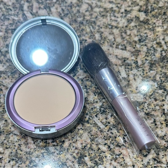 Nwt Mally Diamond Un-Powder. Contains 1 brush, 1 puff, & 1 Un-Powder. Fair/light - Picture 3 of 6